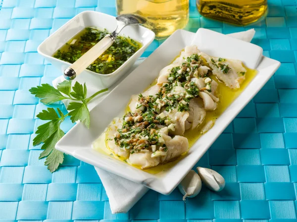 Kabeljaufilet mariniert mit Petersilie-Sardellen und Knoblauch — Stockfoto