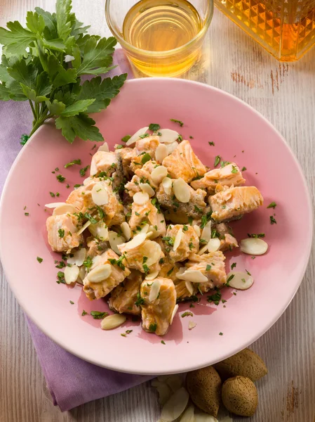 Gebratener Lachs mit Mandelscheiben — Stockfoto