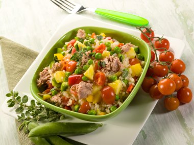 soğuk pirinç tuna ve ananas salatası