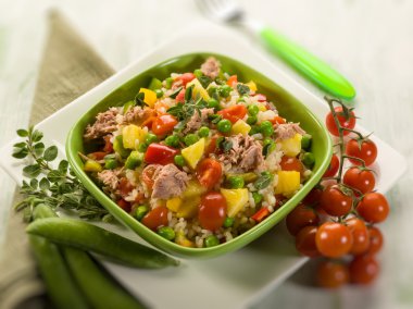 ton balıklı ve ananas, seçici odak ile soğuk pirinç salatası