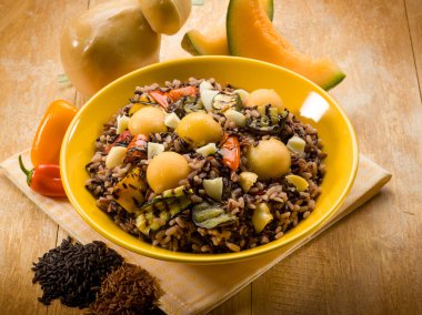 soğuk karışık pilav salata ızgara sebzeler karpuz ve peynir ile