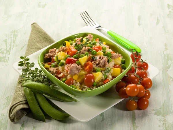 Ensalada de arroz frío con atún y piña —  Fotos de Stock