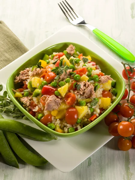 Ensalada de arroz frío con atún y piña —  Fotos de Stock