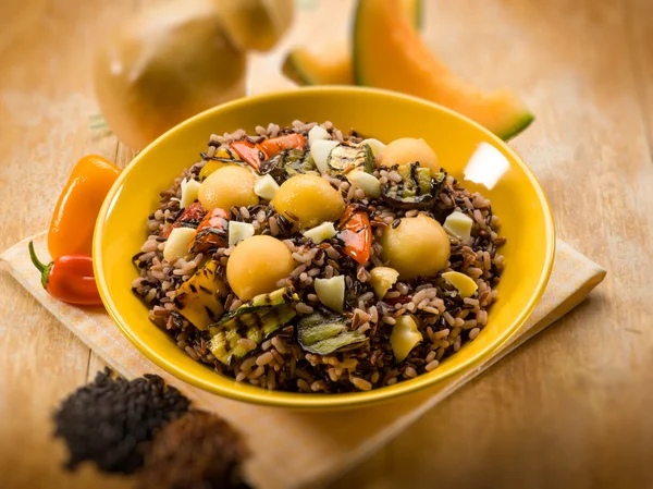 Kalter gemischter Reissalat mit gegrilltem Gemüse Melone und Käse — Stockfoto