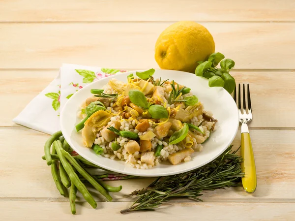 Gerstenrisotto mit Champignon-Artischocke, weißem Fleisch und grünen Bohnen — Stockfoto