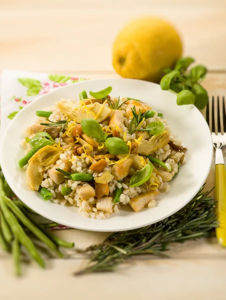 Gerstenrisotto mit Champignon-Artischocke, weißem Fleisch und grünen Bohnen — Stockfoto