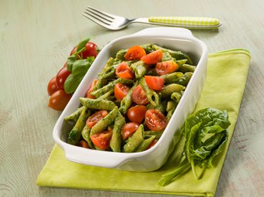 taze domates ve ricotta ıspanak pesto makarna