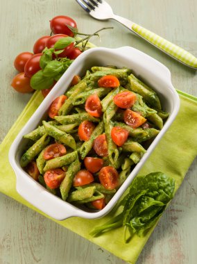 taze domates ve ricotta ıspanak pesto makarna