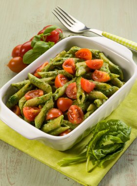 taze domates ve ricotta ıspanak pesto makarna