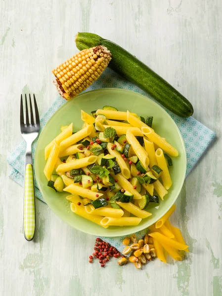 Majs pasta med zucchini och rosépeppar — Stockfoto