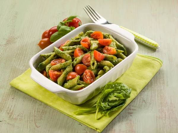 Pasta met ricotta spinazie pesto en verse tomaten — Stockfoto