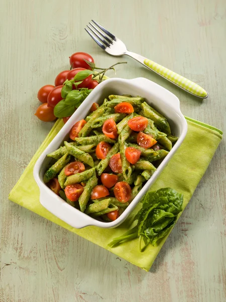 Pasta with ricotta spinach pesto and fresh tomatoes — Stock Photo, Image