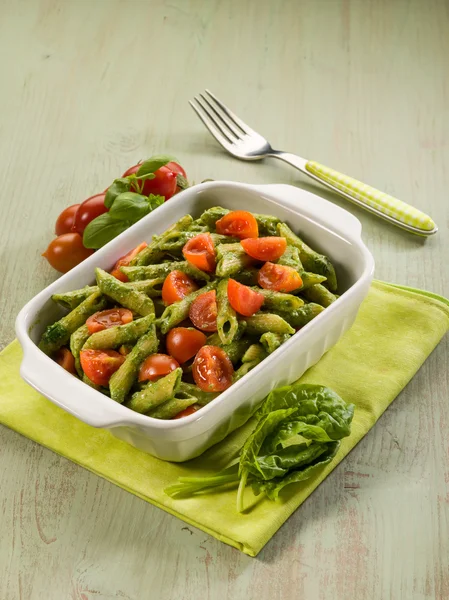 Nudeln mit Ricottapinat-Pesto und frischen Tomaten — Stockfoto