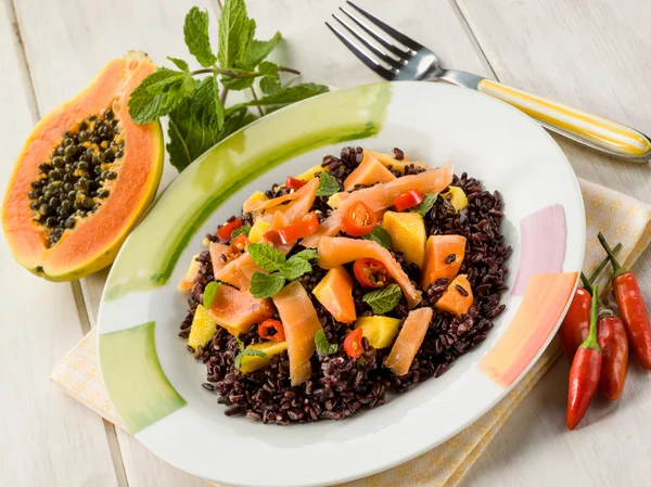 Schwarzer Reis mit Papaya und Räucherlachs — Stockfoto