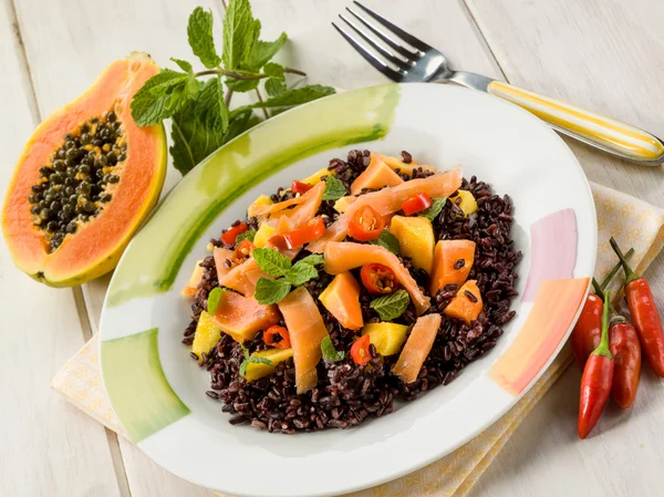 Arroz preto com mamão e salmão defumado — Fotografia de Stock