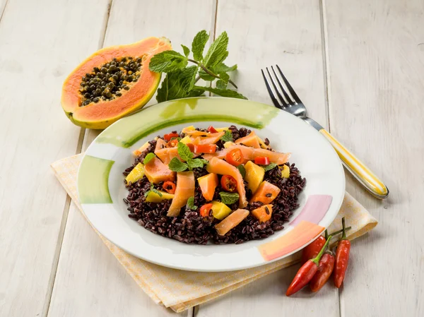 Arroz negro con papaya y salmón ahumado —  Fotos de Stock