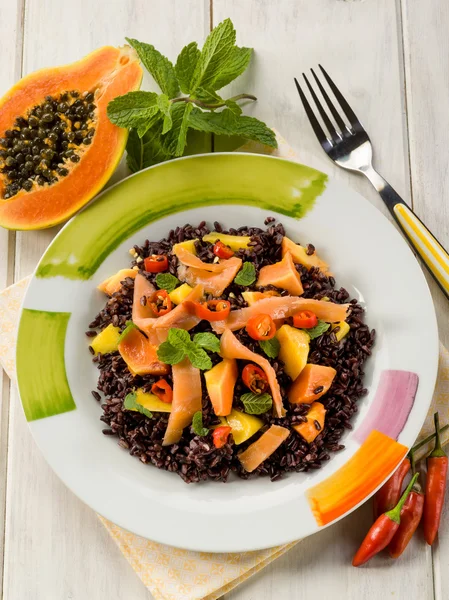 Arroz negro con papaya y salmón ahumado — Foto de Stock