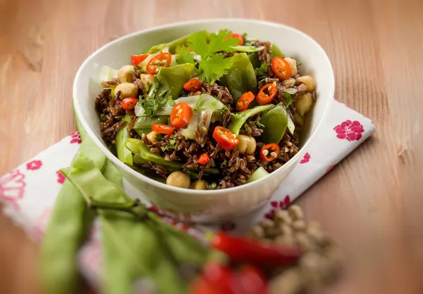 Roter Reis mit flachen grünen Bohnen Kichererbsen Lauch und scharfer Chilischote — Stockfoto