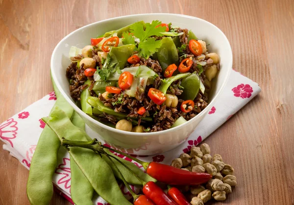 Arroz vermelho com feijão verde chickpeas alho-poró um pimentão quente — Fotografia de Stock