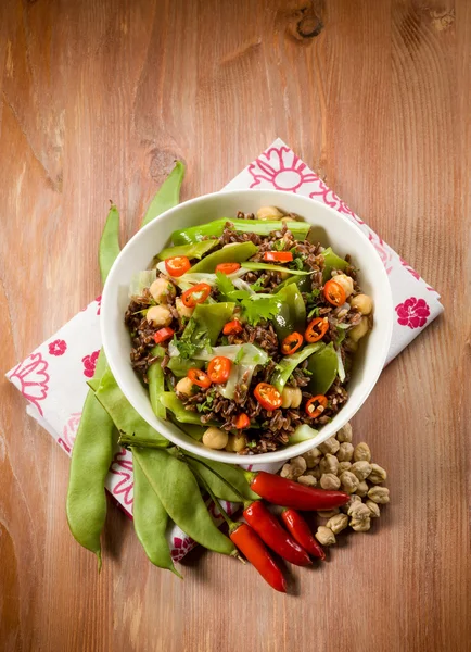 Arroz rojo con judías verdes planas garbanzos puerro y chile picante — Foto de Stock