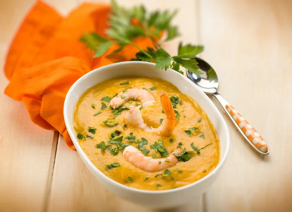 Shrimp soup with parsley, selective focus — Stock Photo, Image