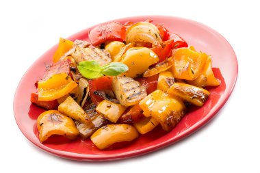 ızgara soğan ve beyaz zemin üzerine kırmızı biber