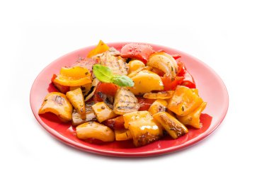 ızgara soğan ve beyaz zemin üzerine kırmızı biber