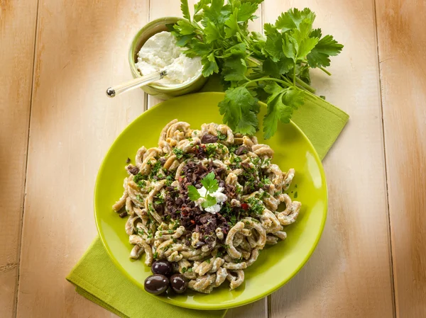 Pasta casarecci med ricotta och Svart oliv, heallthy mat — Stockfoto