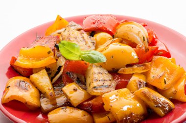 ızgara soğan ve beyaz zemin üzerine kırmızı biber