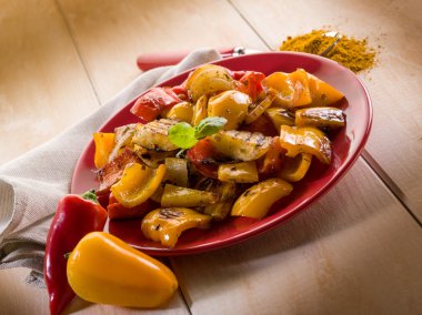 ızgara soğan ve kırmızı biber ile oryantal baharatlar