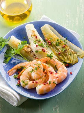 meze ile karides ve kızarmış hindiba salatası