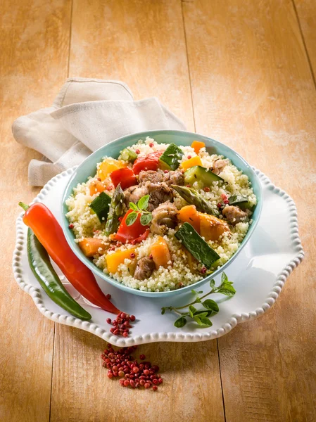 Cous Cous mit Fleisch und Gemüse — Stockfoto