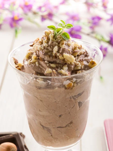 Ice cream with chocolate and hazelnut — Stock Photo, Image