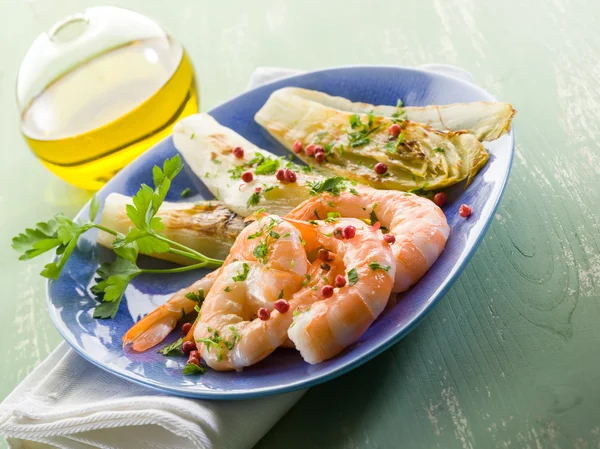 Appetizer with shrimp and grilled endive salad — Stock Photo, Image