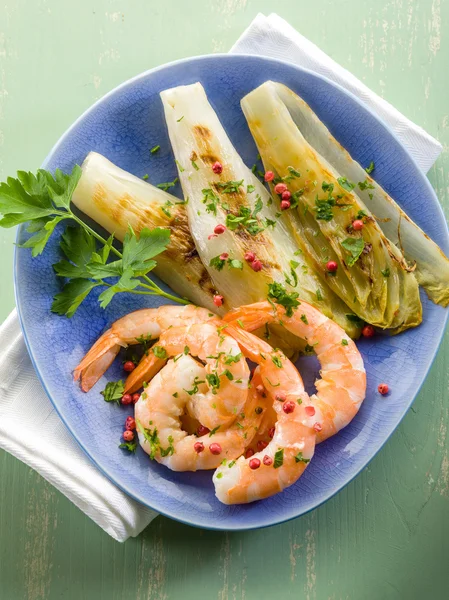 Förrätt med räkor och grillad endiv sallad — Stockfoto