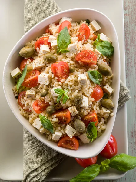 Vegetarischer Reissalat mit Tofu und braunem Reis — Stockfoto