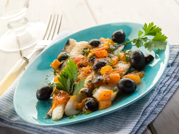 Filete de bacalao con aceitunas negras y tomates frescos —  Fotos de Stock