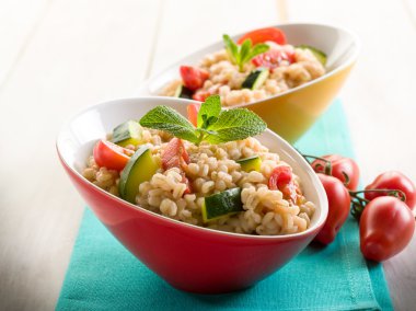 arpa risotto kabakları ve taze domates ile