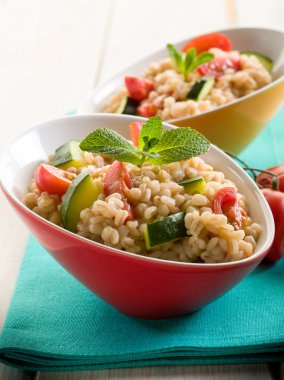 arpa risotto kabakları ve taze domates ile