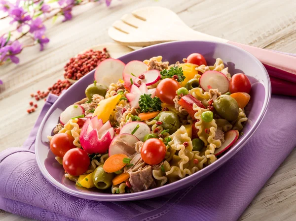 Ensalada de pasta mixta fría con atún —  Fotos de Stock