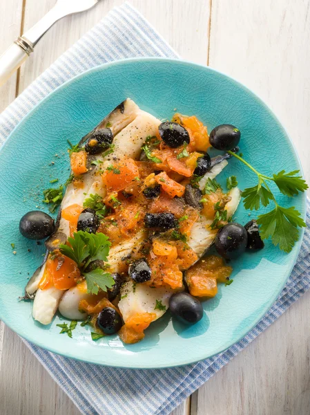 Cod fillet with black olives and fresh tomatoes — Stock Photo, Image