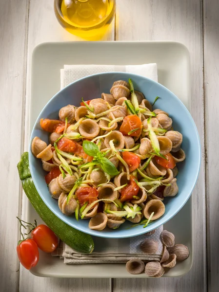 Harina de trigo orecchiette con rodaja juliana calabacines y t fresco — Foto de Stock