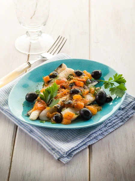 Filé de bacalhau com azeitonas pretas e tomates frescos — Fotografia de Stock