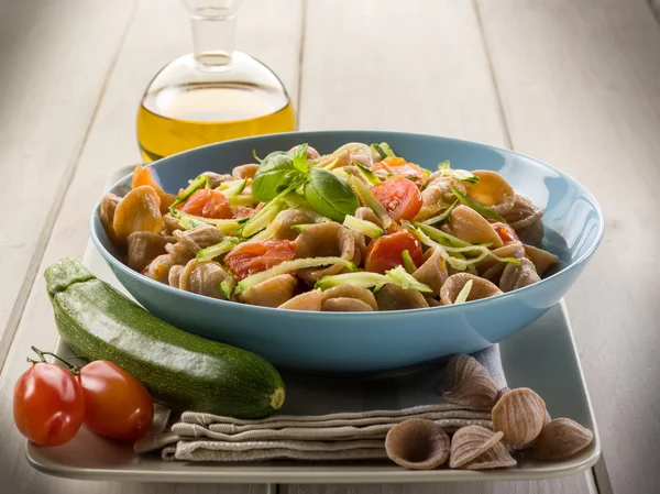 Farinha de trigo orecchiette com fatia julienne abobrinha e t fresco — Fotografia de Stock