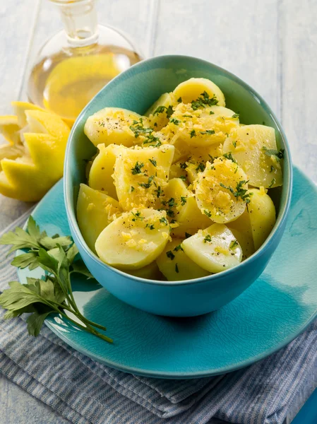 Potatis sallad med persilja och peppar — Stockfoto