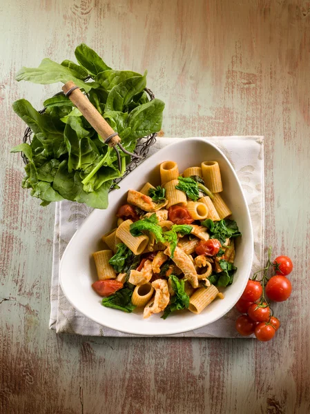 Pasta with chicken chest spinach and tomatoes — Stock Photo, Image