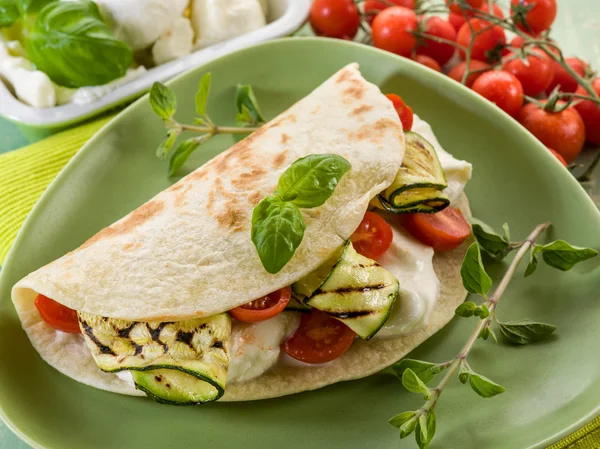 Piadina com mussarela, abobrinha grelhada e tomate, typica — Fotografia de Stock