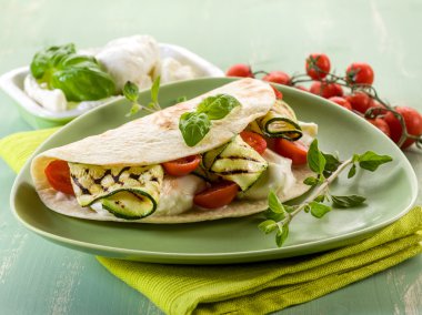 Mozzarella peyniri, grelled kabakları ve domates, typica ile piadina