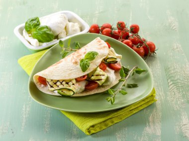 Mozzarella peyniri, grelled kabakları ve domates, typica ile piadina