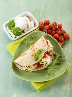 Mozzarella peyniri, grelled kabakları ve domates, typica ile piadina